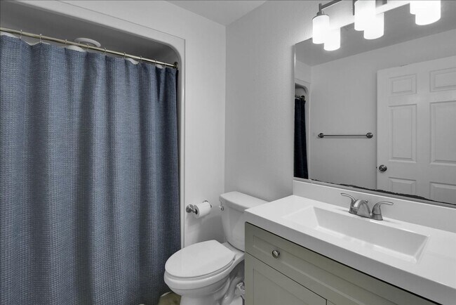 Building Photo - 5Bd/2.5Ba Everett Home