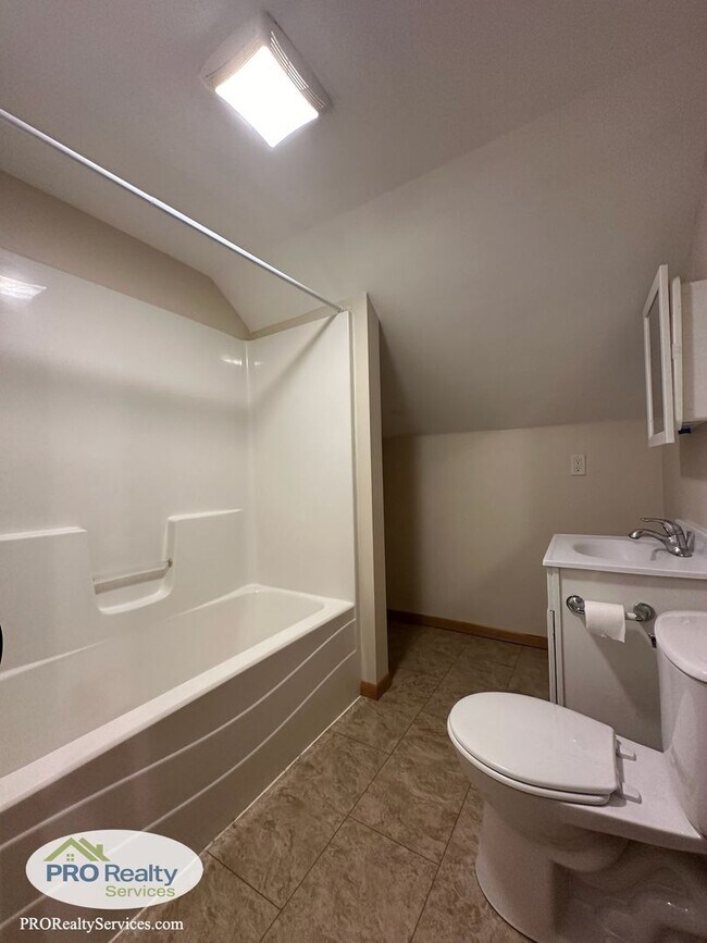 Building Photo - 3 Bedroom Home in St. Paul