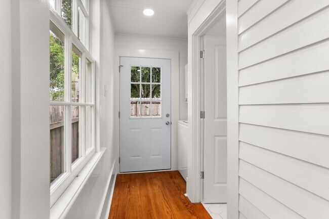 Building Photo - Charming newly renovated 1 bedroom! One bl...