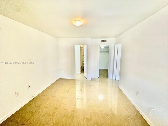 Building Photo - 10440 SW 156th Ct