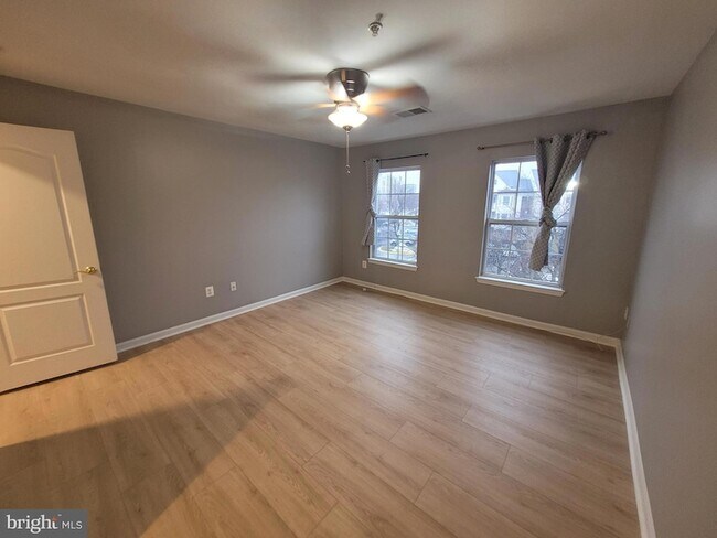 Building Photo - 8921 Town Center Cir