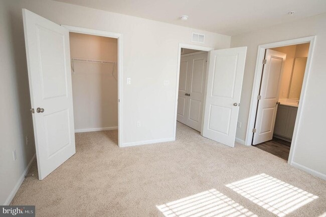 Building Photo - 417 Creekbed Cir