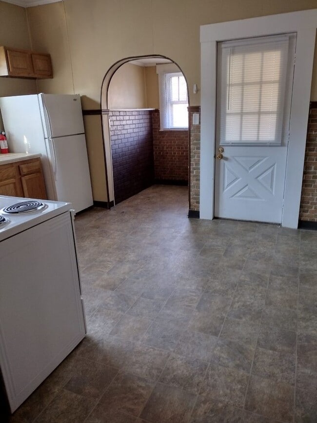Building Photo - Two bedroom/one bathroom single family hou...