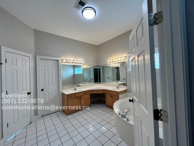 Building Photo - 9501 William Little Dr
