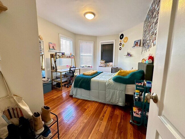 Building Photo - Mission Hill 5 -Bed
