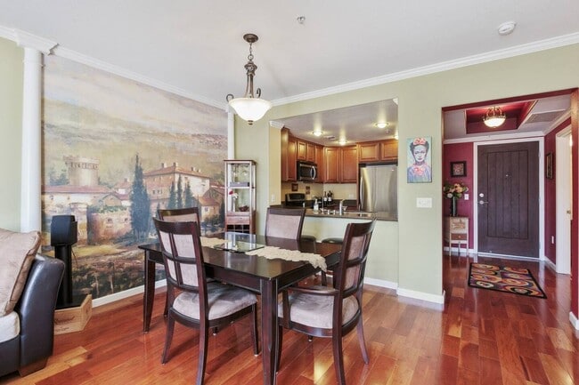 Building Photo - Luxury 1 Bedroom Condo