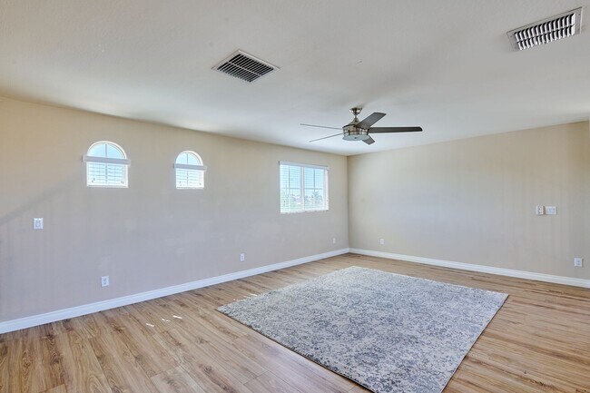 Building Photo - Lynx