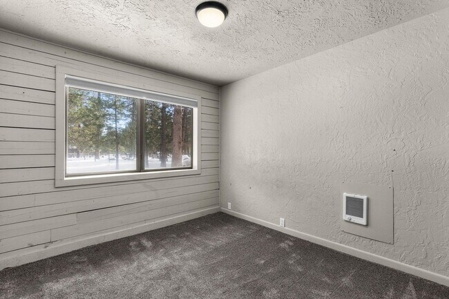Building Photo - Quiet 3 Bedroom 2 Bathroom House