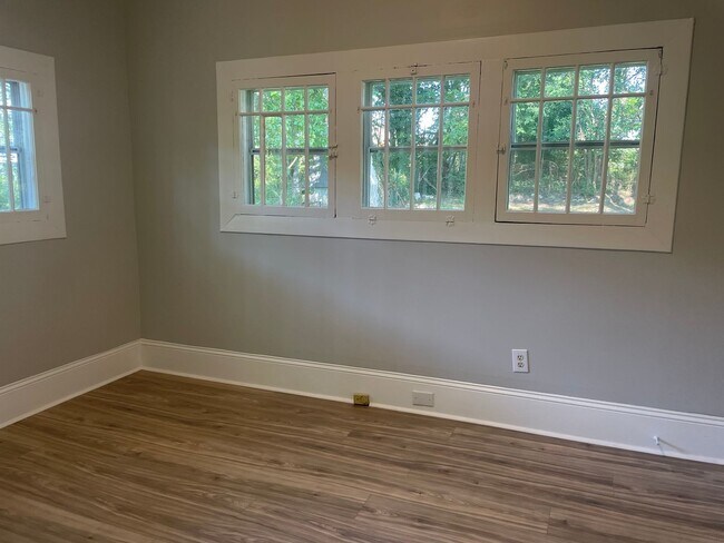Building Photo - Spacious 2 Bedroom with an Office - LAWNCA...
