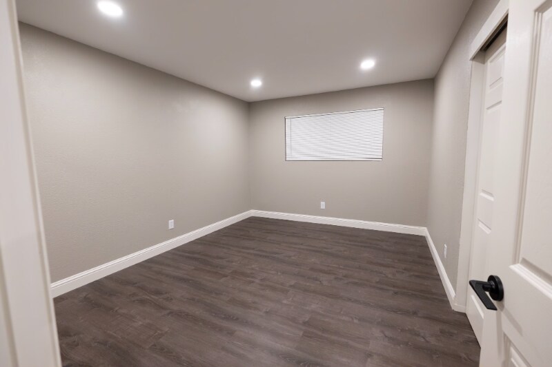 Building Photo - 323 Montrose Dr