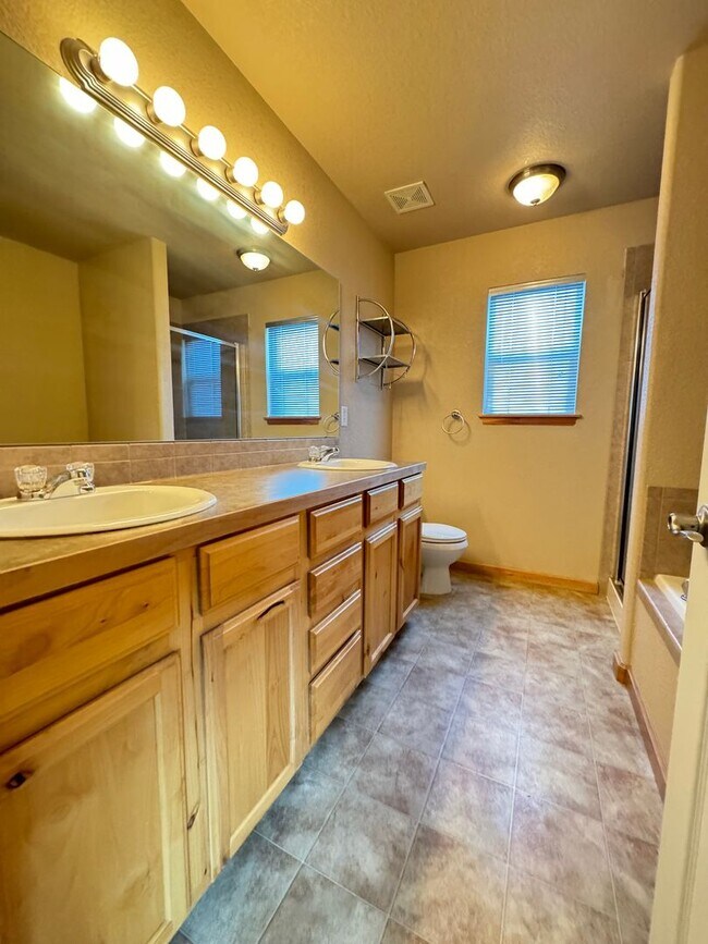 Building Photo - Wonderful Home in Wellington