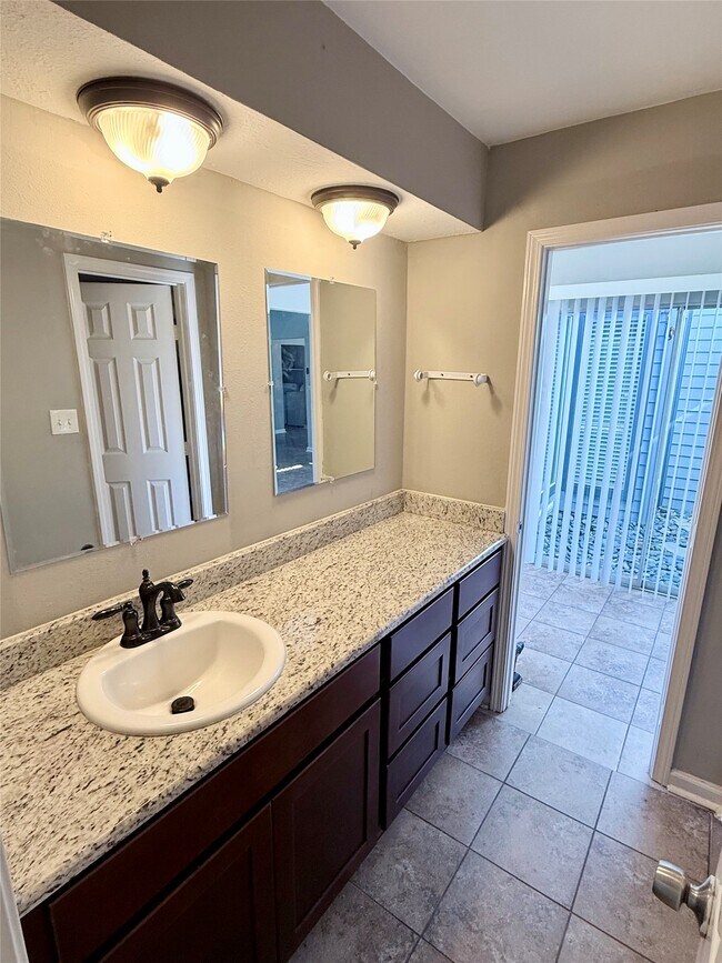 Building Photo - 15914 Mill Hollow Dr