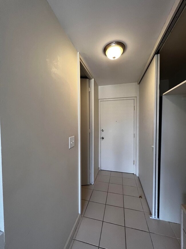 Building Photo - Studio unit at Holiday Manor AVAILABLE SEP...