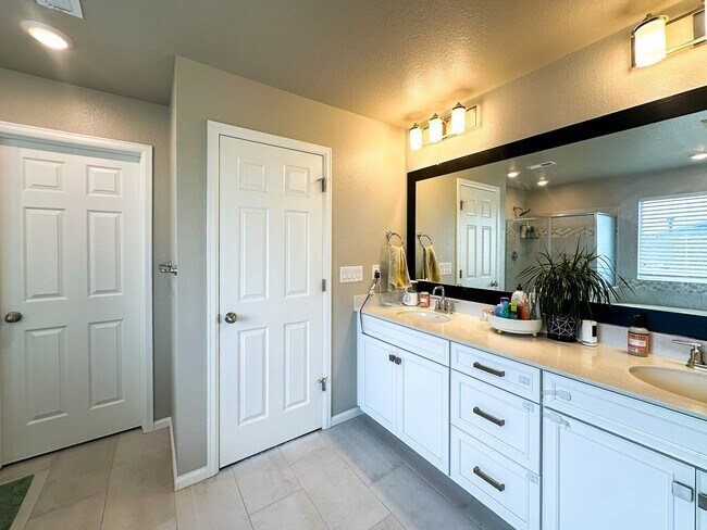 Building Photo - Almost Brand New Meadowlark 4bd 3.5ba home