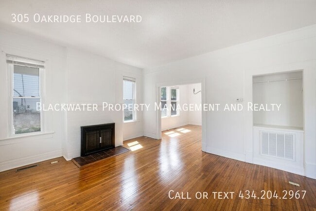 Building Photo - 305 Oakridge Blvd