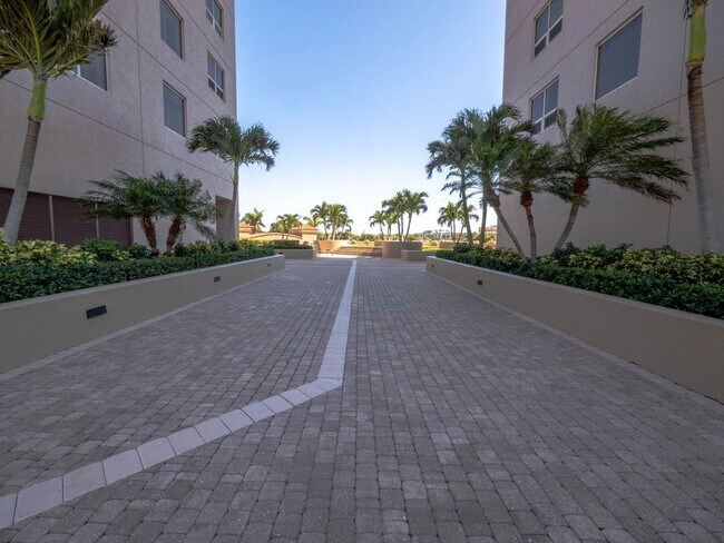 Building Photo - 2110 W 1st