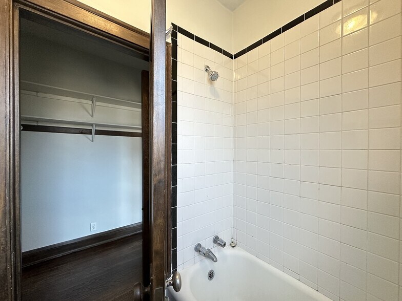 Building Photo - 1367 E 53rd St