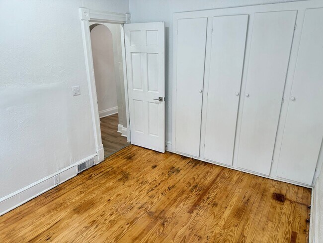 Building Photo - 920 S Jackson St