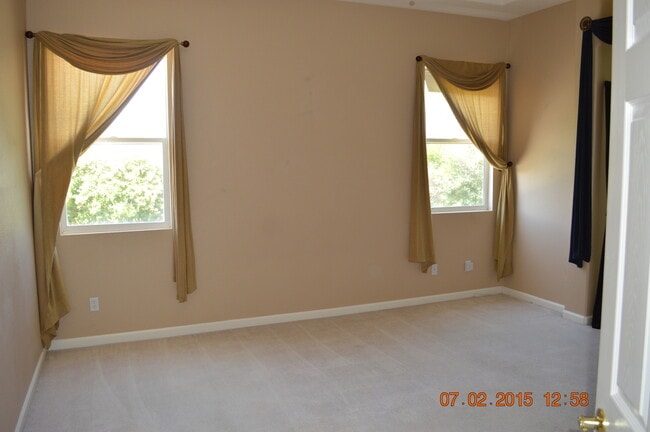 Building Photo - 3 Bedroom, 2 bath home in Highly Sought After Winfield Springs