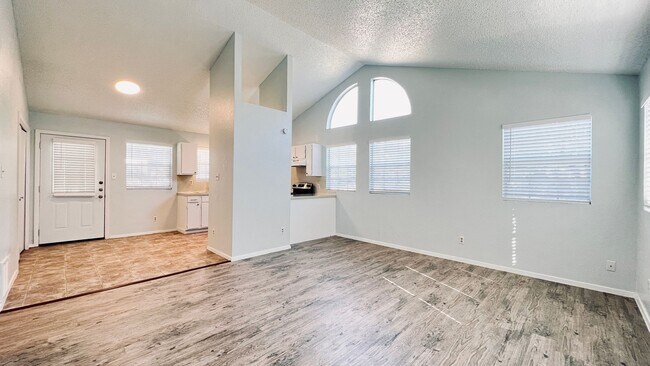 Building Photo - 60% Agent Commission Offered!!!: Great Dup...