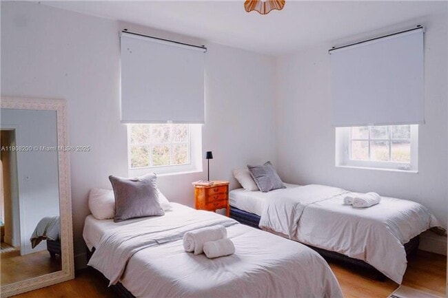 Building Photo - 1075 NE 120th St