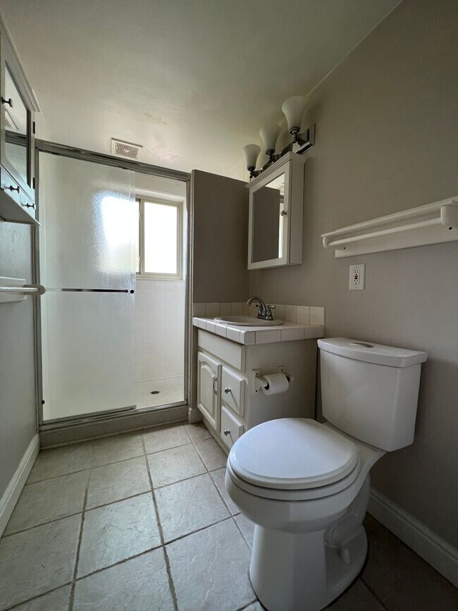 Building Photo - Spacious 3 BD/ 2 BA Home in Arvada, CO- Av...