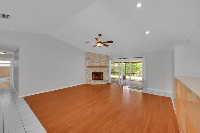 Building Photo - 1800 Primrose Ln