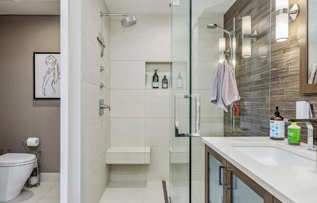 Building Photo - Downtown Loft Living at its Best