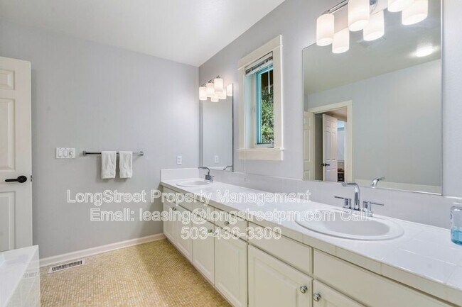 Building Photo - 10247 NW Village Heights Dr