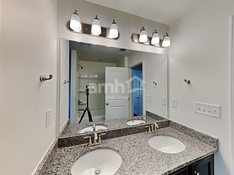 Building Photo - 508 Summit View Ct