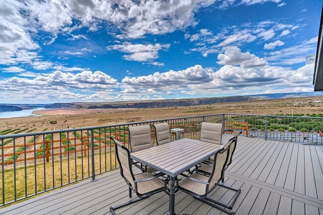 Building Photo - Upper Crescent Bar Rental