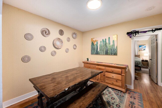 Building Photo - Spacious Top Unit of Quadplex Available So...