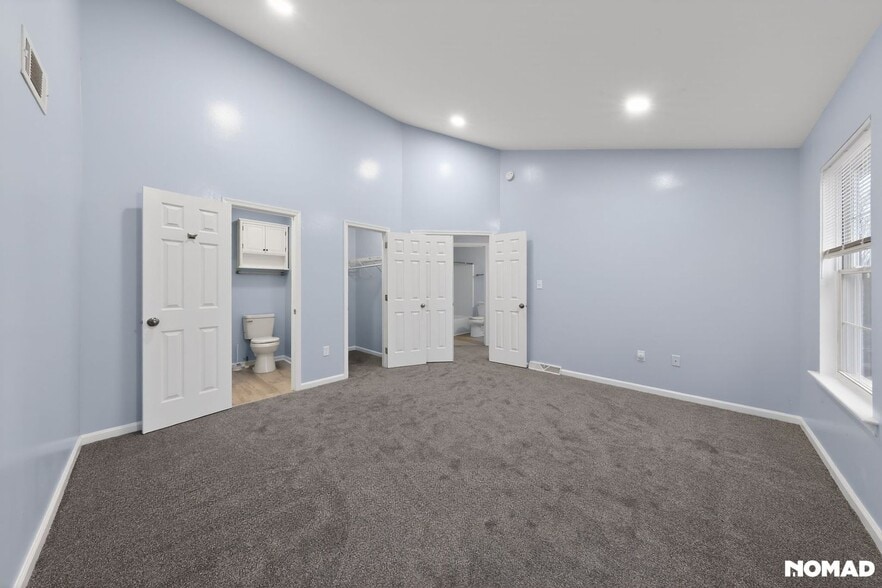 Building Photo - 243 Northdown Dr