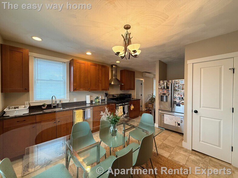 Building Photo - 119 Central St