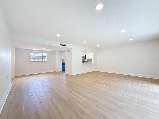 Building Photo - 200 Country Club Dr