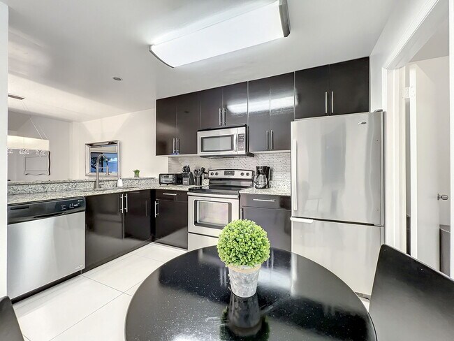 Building Photo - Ernst Court, Orlando, FL 32819 - 2 BR 2.5 BA townhouse