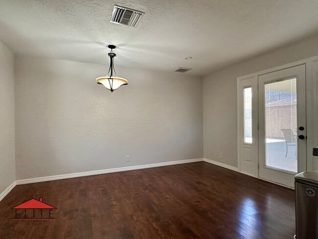 Building Photo - 224 Larkspur St