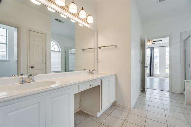 Building Photo - 2213 Ravenhurst Dr