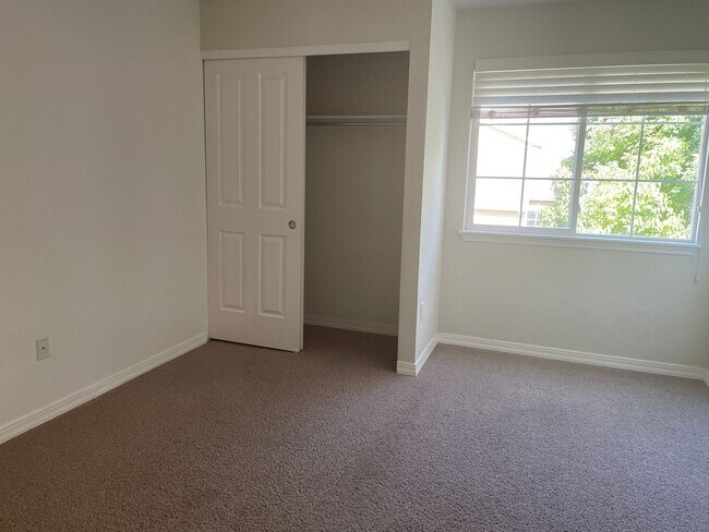 Building Photo - Beautiful 3 Bed/4 Bath Townhome in Longmon...
