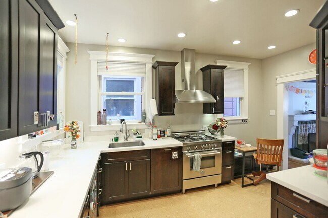 Building Photo - 819 Capp St