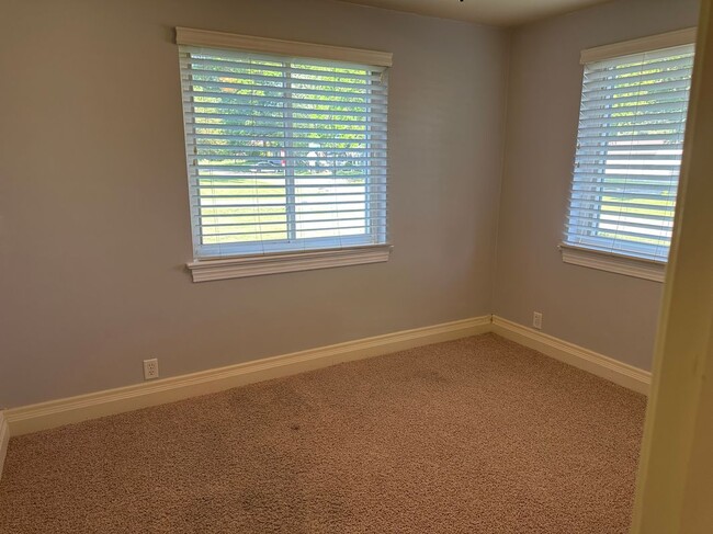 Building Photo - 111 Lynnwood Dr