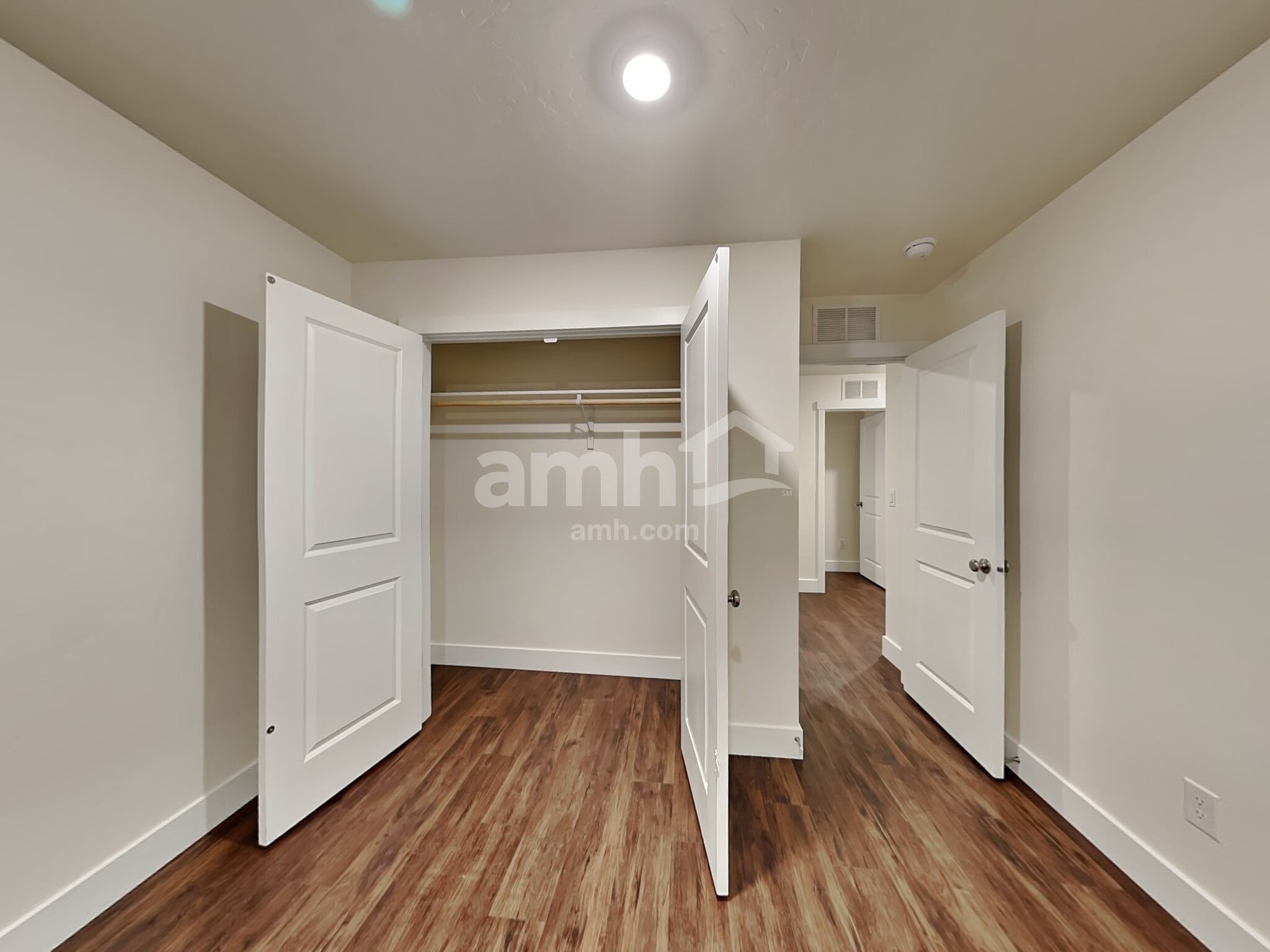 Building Photo - 752 S Rocker Ave