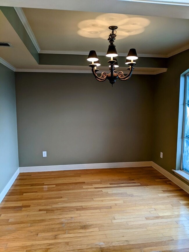 Building Photo - Spacious 3/2 home in a Convenient Location!