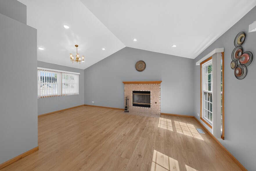 Building Photo - 898 Debra Ln