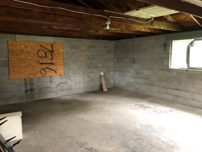 Building Photo - Nice 3 Bedroom 1 Bathroom Ranch