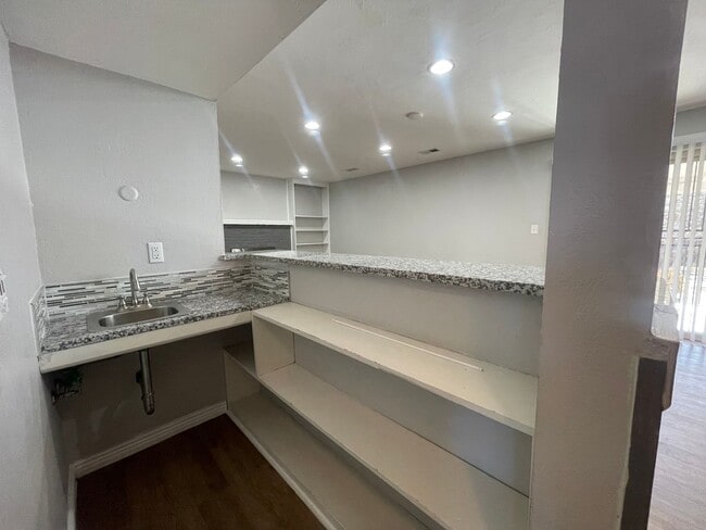 Building Photo - $0 DEPOSIT OPTION. TRI-LEVEL AURORA HOME WITH MODERN AMENITIES AND SPACIOUS INTERIORS