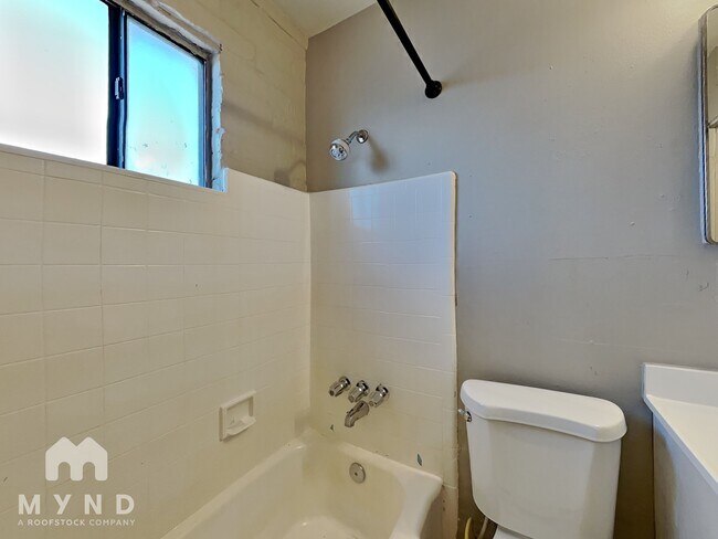 Building Photo - 912 S Dorsey Ln