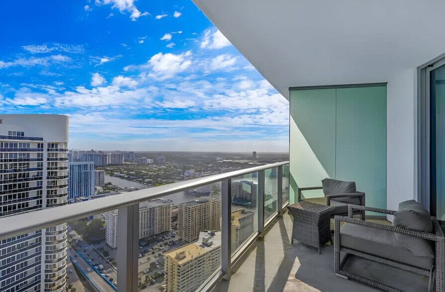 Building Photo - 4011 S Ocean Dr