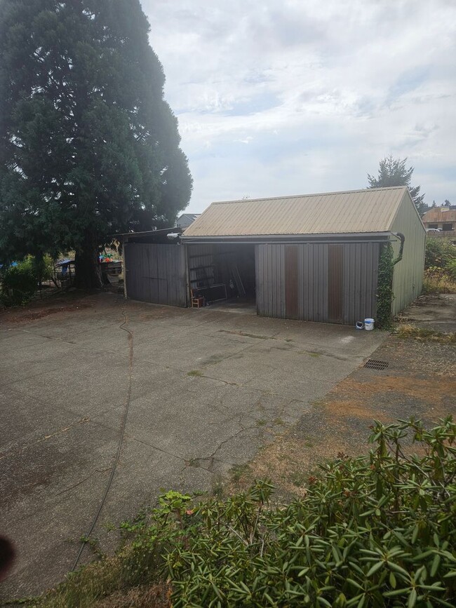 Building Photo - Spacious 4 bedroom/4 bath home on 1.5 acres