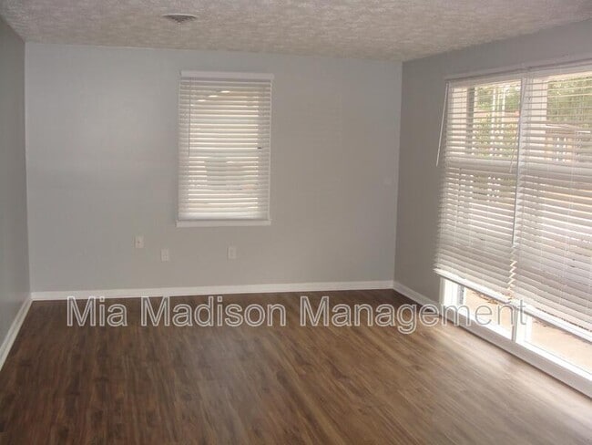 Building Photo - 11 Catherine Cir